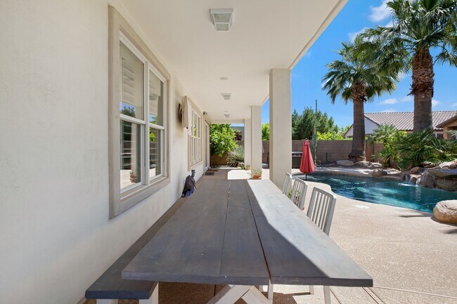 Building Photo - Charming Home with heated Pool & Spa! Amaz...