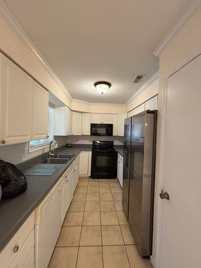 Building Photo - Rent Special! Half off first months' rent ...