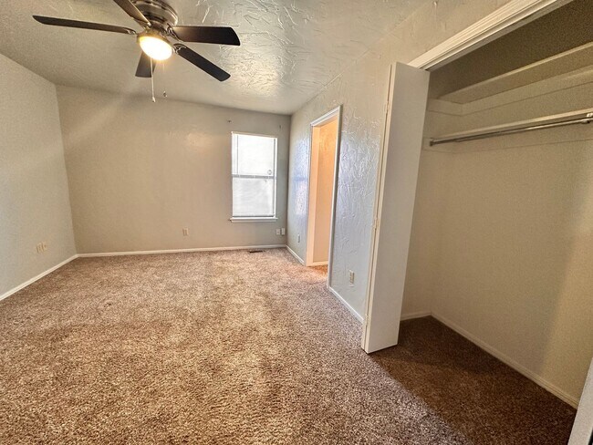 Building Photo - 2 Bedroom, 2 Bathroom Unit in Quiet Cul-de...