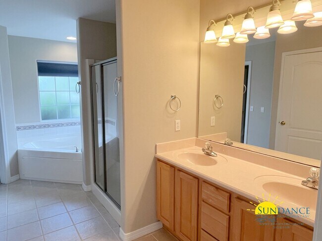Building Photo - Freshly Painted 3 Bedroom Home in Navarre!