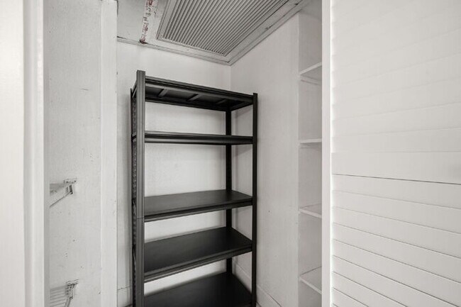 Building Photo - Charming 2-Bedroom, 1-Bathroom Fully Furnished Condo in the Heart of Downtown St. Petersburg!
