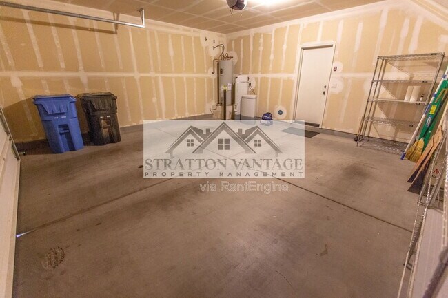 Building Photo - 928 S Hawk Ln