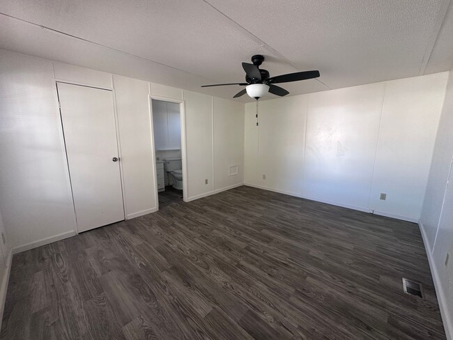 Building Photo - 2br 1Ba Manufactured Home with large Patio Front/Rear yard plus garden area