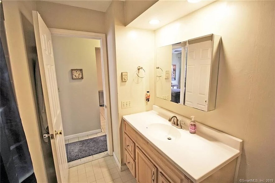 Building Photo - 8 Rose Ln