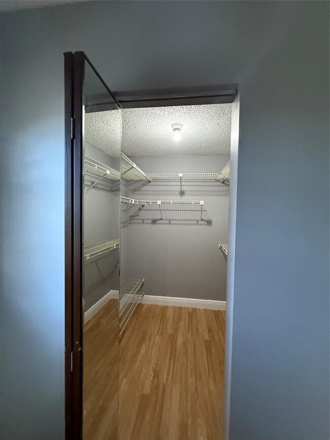 Building Photo - 2033 Coral Ridge Dr