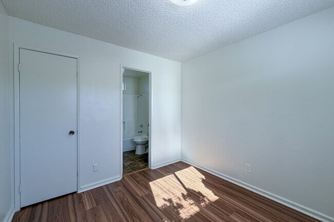 Building Photo - 424 Ponoma St