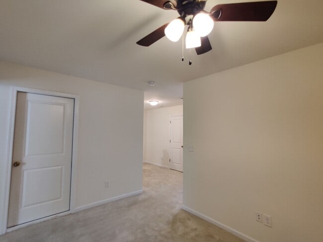 Building Photo - 4 Bedroom, 2.5 Bath Townhome in Savannah Townhomes