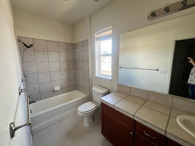 Building Photo - Beautiful Home located in Autumn Winds, Fe...