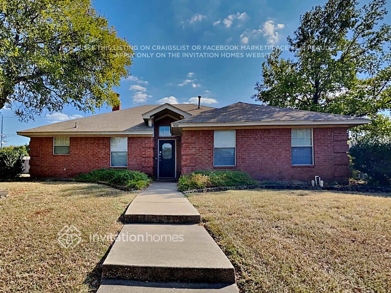 Primary Photo - 924 Teakwood Ln
