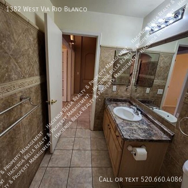 Building Photo - 1382 W Via Rio Blanco