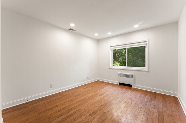 Building Photo - 128 Moorland Dr