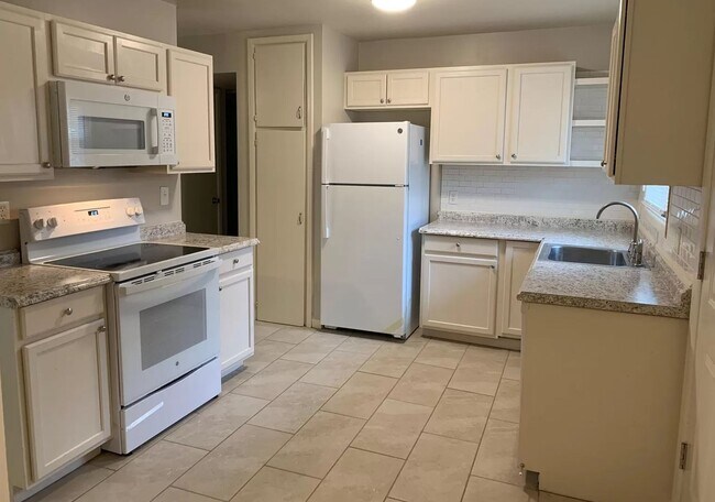 Building Photo - 3355 S Glenn Ave