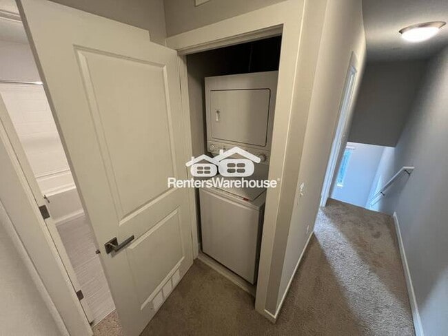 Building Photo - Spacious Townhome in Lynnwood Available Now!