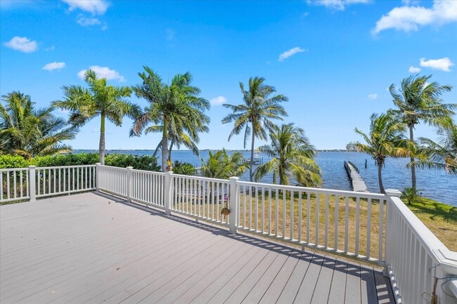 Building Photo - 850 NE Ixora Dr