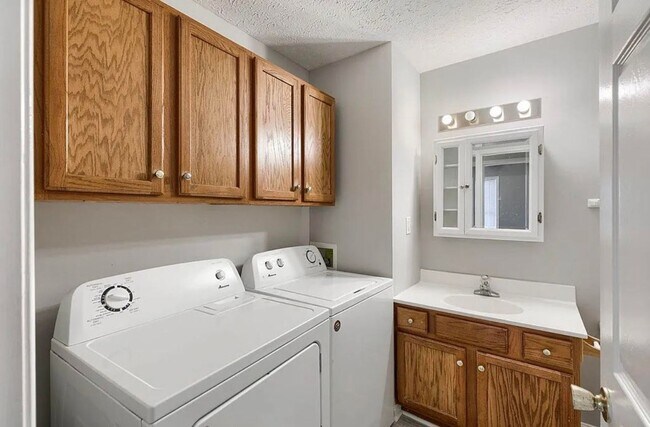 Building Photo - Updated 3 Bedroom/1 Bath