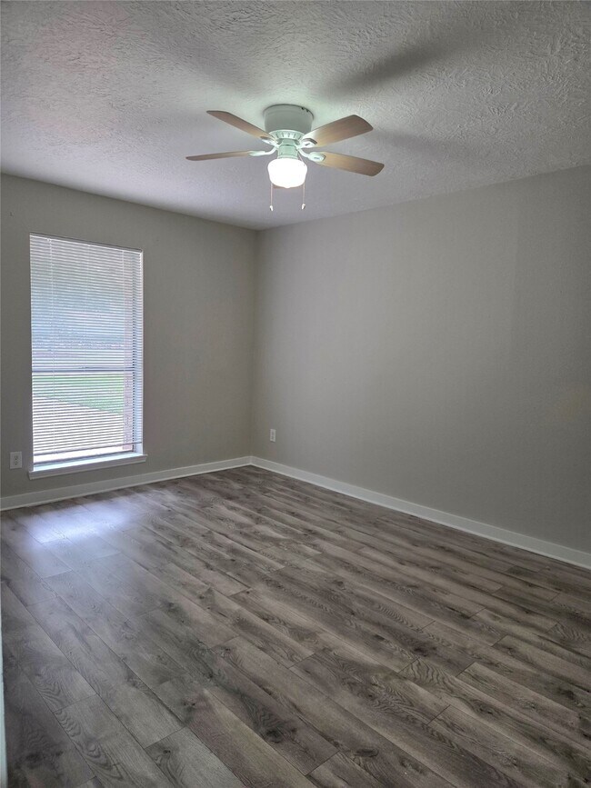 Building Photo - 9115 Woodleigh Dr