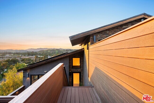 Building Photo - 28207 Laura La Plante Dr