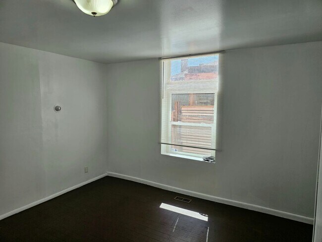 Building Photo - Private Guy Room in 5 bedroom 2 bath triplex