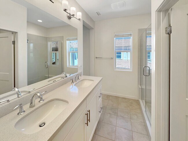 Building Photo - Spacious 4Bd/3.5Ba Home in Gated Lake Fore...