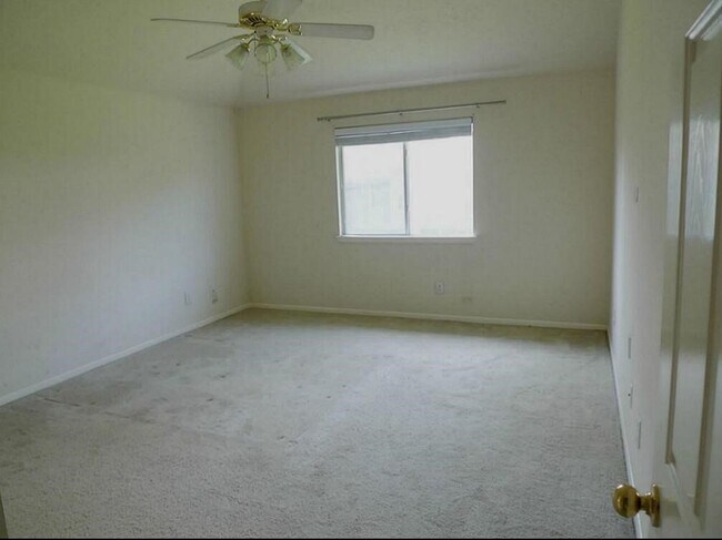 Building Photo - 9718 Cottage St