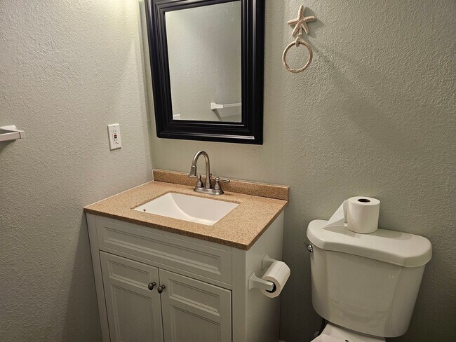 Building Photo - New year round rental mid town Coastal Hwy