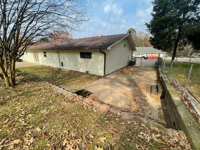 Building Photo - Move-in Special in Sherwood!