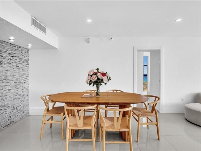 Building Photo - 20515 E Country Club Dr