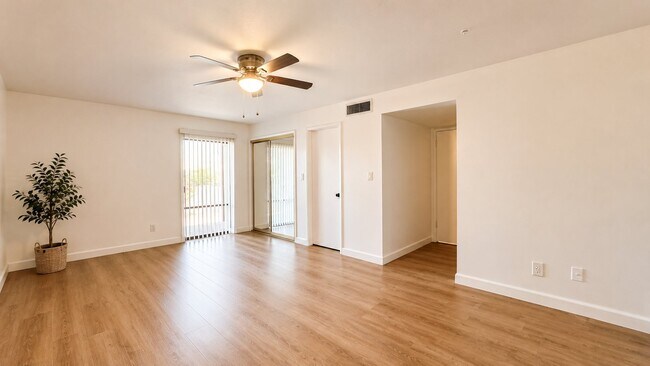 Building Photo - 322 E Huntington Dr