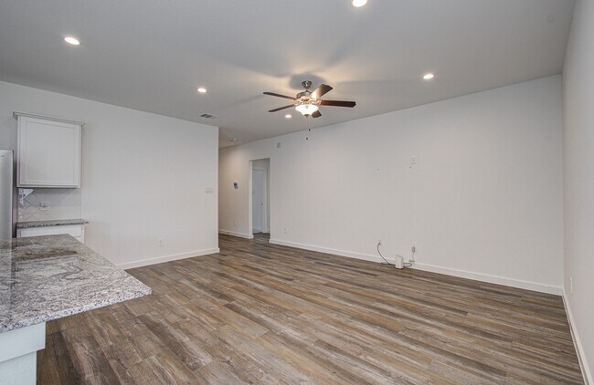 Building Photo - 1130 Desert Willow Dr
