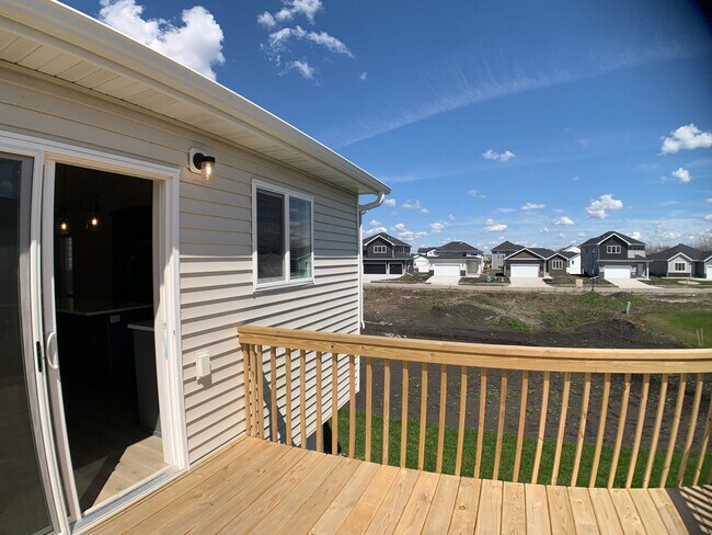 Building Photo - 4 Bed 3 Bath Single Family Home