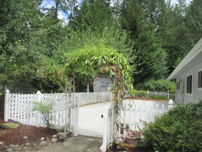 Building Photo - Rambler with Large Garage in Artondale