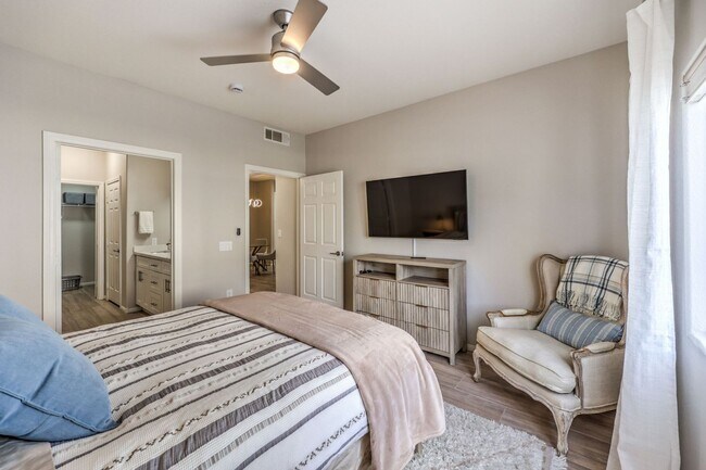Building Photo - fully furnished, 1 bed, 1 bath condo in gated community