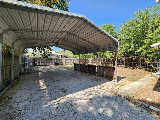 Building Photo - Craftsman Style House Walking Distance to ...
