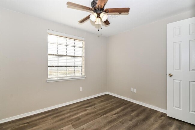 Building Photo - 1105 S Avery Dr