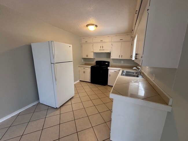 Building Photo - Charming 3 bedroom 2 bath home