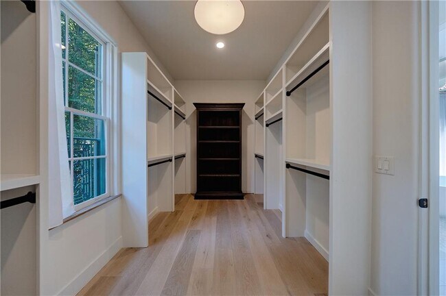 Building Photo - 3570 Knollwood Dr NW