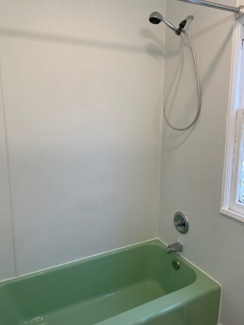 Main floor bathroom tub and shower - 1101 Newell St
