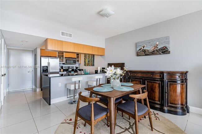 Building Photo - 1750 N Bayshore Dr