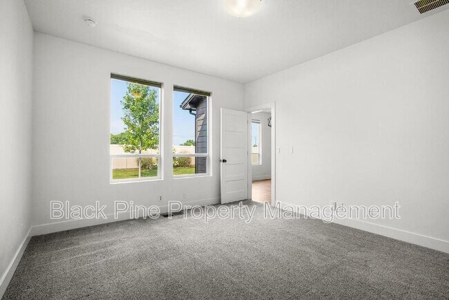 Building Photo - 2167 Klemmer Ave N