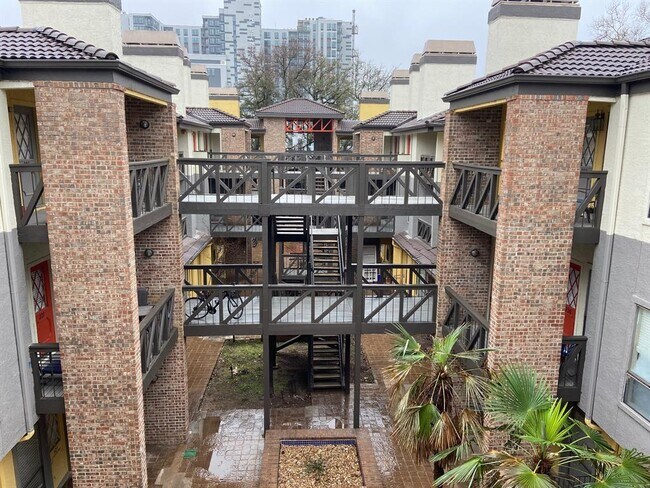 Building Photo - 806 W 24th St