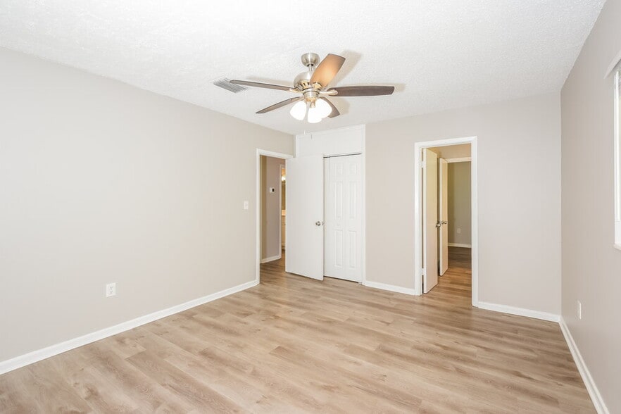 Building Photo - 923 N Grove St