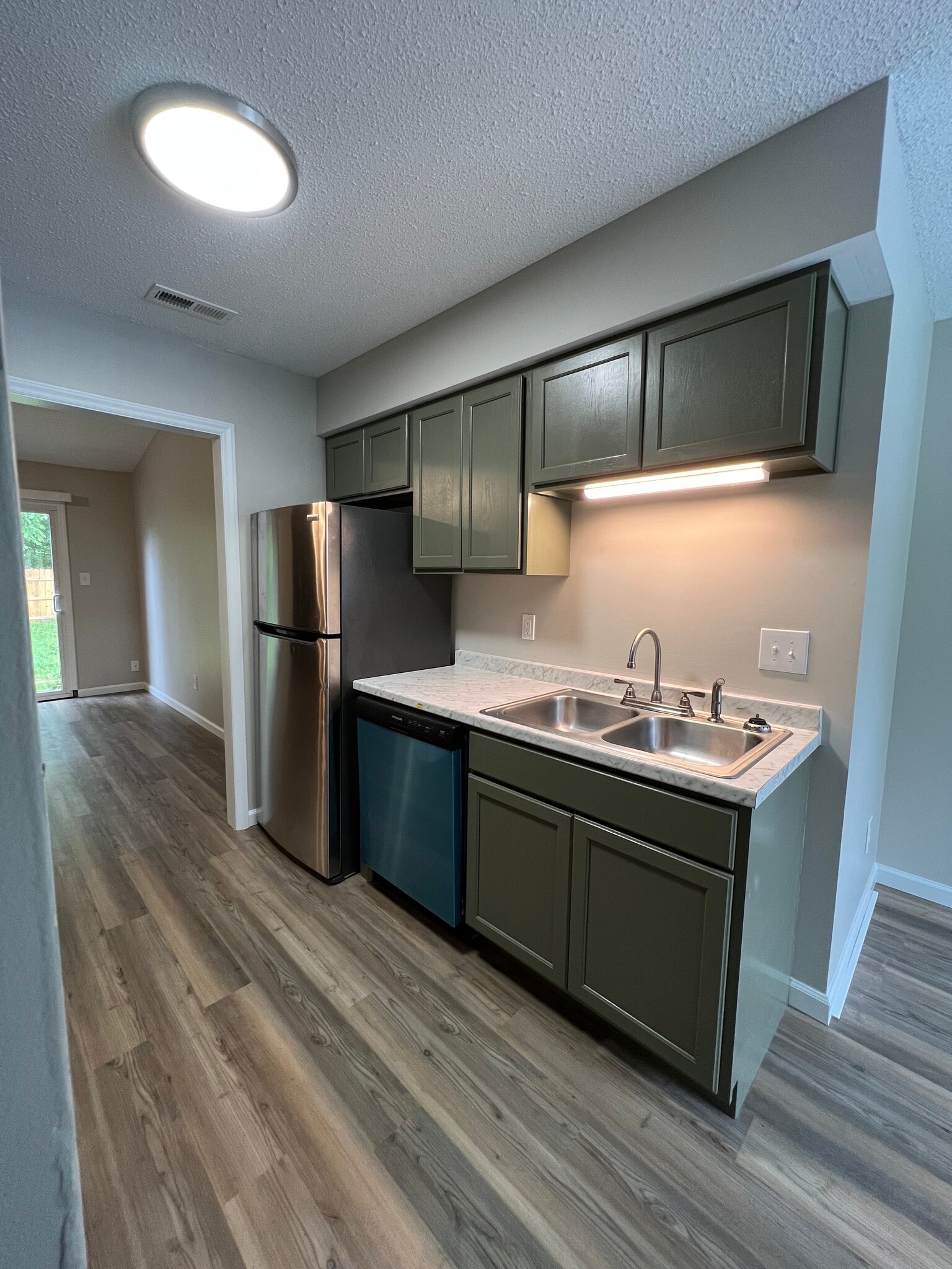 Building Photo - 2104 Rolling Ridge Dr