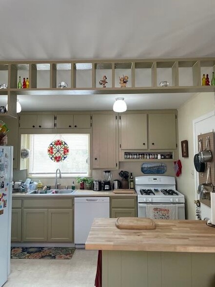 Adorable and functional kitchen - 125 Pleasant Ave