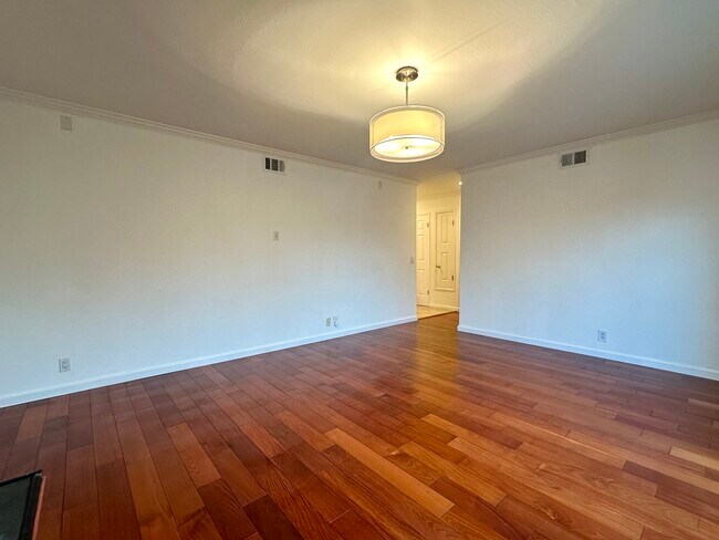 Building Photo - 1717 Gladstone Ave