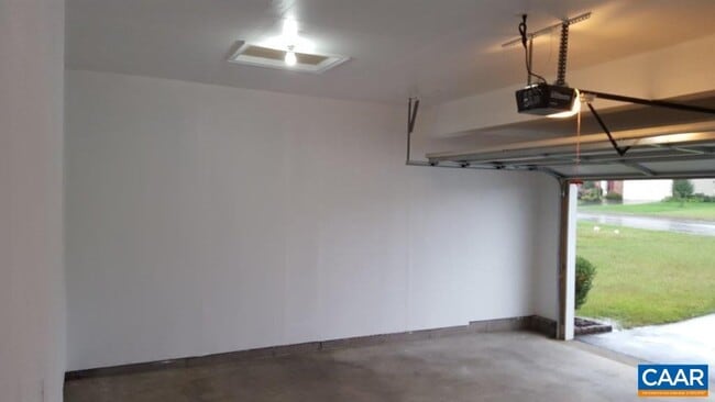 Building Photo - 706 Holly Hill Dr