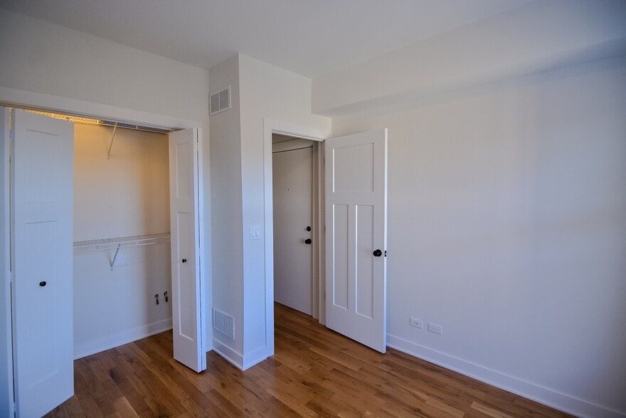 Building Photo - 2205 W Eastwood Ave