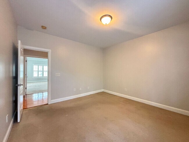 Building Photo - Available 1/15. Beautiful Remodeled 5 BR/4 BA Home in Park West!