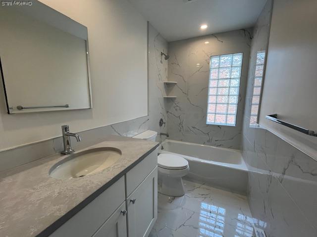 Building Photo - 141 Manorhaven Blvd