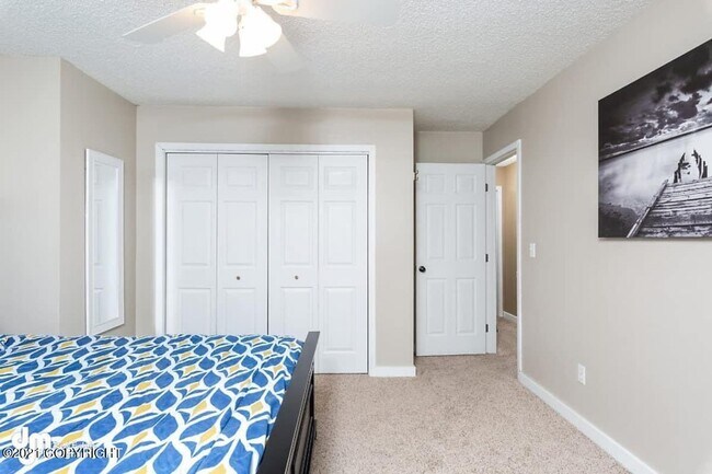 Building Photo - Furnished 3bed/1.5 bath near shopping and more!