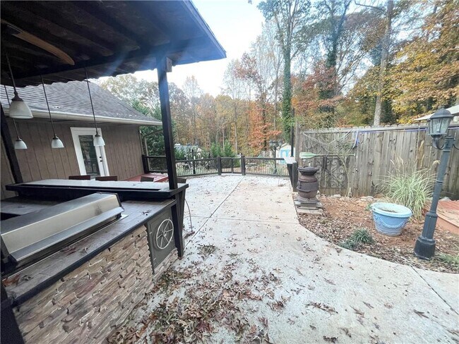 Building Photo - 2956 Spring Lake Dr